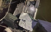 Xe Mercedes "phơi bụng" dưới kênh, tài xế tử vong Xe Mercedes "phơi bụng" dưới kênh, tài xế tử vong