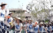 Sự cố hy hữu: Đang tạo dáng chụp hình, dàn thí sinh Hoa hậu Thái Lan bị rơi xuống vì cầu sập Sự cố hy hữu: Đang tạo dáng chụp hình, dàn thí sinh Hoa hậu Thái Lan bị rơi xuống vì cầu sập