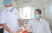 Tai nạn kinh hoàng: Dùng cưa máy tỉa cây, người đàn ông bị "cắt" gần đứt lìa tay chân Tai nạn kinh hoàng: Dùng cưa máy tỉa cây, người đàn ông bị "cắt" gần đứt lìa tay chân
