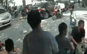 Hành động lạ sau va chạm giao thông khiến ai cũng bất ngờ Hành động lạ sau va chạm giao thông khiến ai cũng bất ngờ