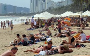 Bãi biển Nha Trang đông khách sau khi hết dịch Bãi biển Nha Trang đông khách sau khi hết dịch