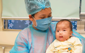 Vì sao mẹ liên tục gần gũi, chăm sóc con 3 tháng tuổi mắc COVID-19 mà không bị lây? Vì sao mẹ liên tục gần gũi, chăm sóc con 3 tháng tuổi mắc COVID-19 mà không bị lây?