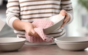 Lau khô bát đũa ngay sau khi rửa xong - sai lầm tai hại của nhiều người