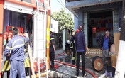 Nhậu say về, người đàn ông hút thuốc gây cháy nhà khiến con trai bị mắc kẹt trên tầng 2 Nhậu say về, người đàn ông hút thuốc gây cháy nhà khiến con trai bị mắc kẹt trên tầng 2