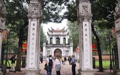 Chủ yếu khách Tây ghé thăm Văn Miếu và đền chùa Hà Nội trong ngày mở cửa trở lại Chủ yếu khách Tây ghé thăm Văn Miếu và đền chùa Hà Nội trong ngày mở cửa trở lại