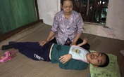 Bố mất, mẹ đi lấy chồng xa, con trai tật nguyền sống lắt lay cùng ông bà nội bệnh tật Bố mất, mẹ đi lấy chồng xa, con trai tật nguyền sống lắt lay cùng ông bà nội bệnh tật