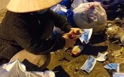 Người phụ nữ bới khẩu trang trong đống rác, biết câu chuyện phía sau khiến ai cũng cảm thấy xấu hổ Người phụ nữ bới khẩu trang trong đống rác, biết câu chuyện phía sau khiến ai cũng cảm thấy xấu hổ