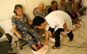 Cơ hội và thách thức từ xu hướng già hóa dân số nhanh ở Việt Nam Cơ hội và thách thức từ xu hướng già hóa dân số nhanh ở Việt Nam