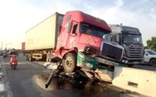 Ớn lạnh xe container lao thẳng vào dải phân cách giữa làn ôtô và xe máy Ớn lạnh xe container lao thẳng vào dải phân cách giữa làn ôtô và xe máy