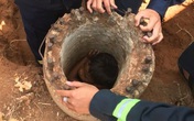 Giải cứu bé trai 8 tuổi mắc kẹt trong trụ điện suốt 5 giờ Giải cứu bé trai 8 tuổi mắc kẹt trong trụ điện suốt 5 giờ