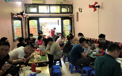 Quán bún đầy khách rồng rắn xếp hàng 'ăn chửi' giữa thời dịch COVID-19 Quán bún đầy khách rồng rắn xếp hàng 'ăn chửi' giữa thời dịch COVID-19