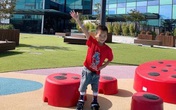 Hồi sinh đôi chân của cháu bé 7 năm đi bằng đầu gối Hồi sinh đôi chân của cháu bé 7 năm đi bằng đầu gối