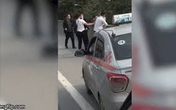 Hà Nội: Hành khách cùng tài xế taxi đánh nhau chảy máu đầu trên đường vành đai 3 Hà Nội: Hành khách cùng tài xế taxi đánh nhau chảy máu đầu trên đường vành đai 3