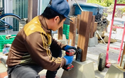 Trong khi vợ cũ đi ship hàng mưu sinh thì Bằng Kiều cũng phải làm công việc chân tay này trong thời gian "ế show" Trong khi vợ cũ đi ship hàng mưu sinh thì Bằng Kiều cũng phải làm công việc chân tay này trong thời gian "ế show"