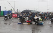Thanh Hóa: Chợ mới bỏ không, dân vẫn tràn lên cầu cảng mua bán hải sản Thanh Hóa: Chợ mới bỏ không, dân vẫn tràn lên cầu cảng mua bán hải sản