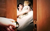 Đàn bà đánh đổi cả chồng con để chạy theo nhân tình nhưng đàn ông lại coi chuyện bồ bịch là chuyện vặt Đàn bà đánh đổi cả chồng con để chạy theo nhân tình nhưng đàn ông lại coi chuyện bồ bịch là chuyện vặt
