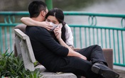 Người dân ra hồ Tây hóng gió, ôm ấp giữa dịch bệnh Người dân ra hồ Tây hóng gió, ôm ấp giữa dịch bệnh