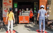 Hàng quán dùng cần câu thu tiền, giao hàng để tránh Covid-19 Hàng quán dùng cần câu thu tiền, giao hàng để tránh Covid-19