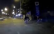2 thanh niên đi xe máy giật phăng ổ bánh mỳ của người bán hàng ven đường gây phẫn nộ 2 thanh niên đi xe máy giật phăng ổ bánh mỳ của người bán hàng ven đường gây phẫn nộ