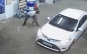 Dừng ô tô vào trạm đổ xăng, tài xế này đã có hành động cực xấu xí gây phẫn nộ Dừng ô tô vào trạm đổ xăng, tài xế này đã có hành động cực xấu xí gây phẫn nộ