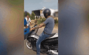Bị thanh niên chặn đường "dằn mặt" do vượt ẩu, tài xế xe tải đã có hành động được nhiều người ủng hộ Bị thanh niên chặn đường "dằn mặt" do vượt ẩu, tài xế xe tải đã có hành động được nhiều người ủng hộ