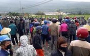 Hà Tĩnh: Hàng trăm người dân bao vây SVĐ xã phản đối san lấp bằng tro xỉ Hà Tĩnh: Hàng trăm người dân bao vây SVĐ xã phản đối san lấp bằng tro xỉ