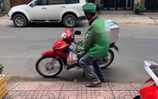 Vừa mới hết cách ly xã hội, anh shipper đã bị bom ngay 5 cốc trà sữa, thái độ của kẻ "bom hàng" càng gây phẫn nộ Vừa mới hết cách ly xã hội, anh shipper đã bị bom ngay 5 cốc trà sữa, thái độ của kẻ "bom hàng" càng gây phẫn nộ