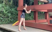 Hương Tràm bị chỉ trích vì mặc váy siêu ngắn, áo hở vai đi chùa Hương Tràm bị chỉ trích vì mặc váy siêu ngắn, áo hở vai đi chùa