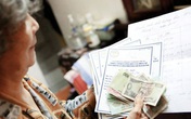 TP.HCM: Người dân nhận lương hưu qua bưu điện TP.HCM: Người dân nhận lương hưu qua bưu điện