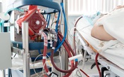 Nam bệnh nhân COVID-19 rất nguy kịch, phổi trắng xoá Nam bệnh nhân COVID-19 rất nguy kịch, phổi trắng xoá