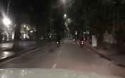 Đường phố vắng vẻ, nhóm thanh niên không đội mũ bảo hiểm, không đeo khẩu trang rủ nhau lên Hồ Hoàn Kiếm đua xe Đường phố vắng vẻ, nhóm thanh niên không đội mũ bảo hiểm, không đeo khẩu trang rủ nhau lên Hồ Hoàn Kiếm đua xe