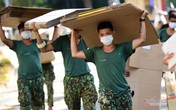 Phút nhẫn nại của anh bộ đội trước hành xử nóng nảy của người cách ly Phút nhẫn nại của anh bộ đội trước hành xử nóng nảy của người cách ly