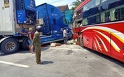 Xe khách và container tông nhau, cụ bà đứng đợi xe buýt bên đường tử vong Xe khách và container tông nhau, cụ bà đứng đợi xe buýt bên đường tử vong