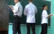 Bị gọi lên bảng bất ngờ, nam sinh vớ đại một vật mang lên theo khiến ai nấy buồn cười Bị gọi lên bảng bất ngờ, nam sinh vớ đại một vật mang lên theo khiến ai nấy buồn cười