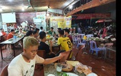 Bia hơi 'nhạt như nước ốc', dân nhậu nghi pha thêm nước lọc Bia hơi 'nhạt như nước ốc', dân nhậu nghi pha thêm nước lọc