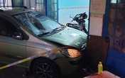 Ô tô "điên" lùa 3 xe máy rồi lao vào nhà dân, 4 người bị thương Ô tô "điên" lùa 3 xe máy rồi lao vào nhà dân, 4 người bị thương