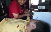 Chàng trai viết thơ bằng miệng và mối tình vượt hơn 1.500km Chàng trai viết thơ bằng miệng và mối tình vượt hơn 1.500km