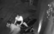 Thấy cửa nhà bị móp méo, chủ nhà kiểm tra camera an ninh thì phát hiện điều bất thường từ cặp đôi nam nữ trong đêm Thấy cửa nhà bị móp méo, chủ nhà kiểm tra camera an ninh thì phát hiện điều bất thường từ cặp đôi nam nữ trong đêm