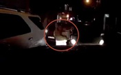 Chồng lái ô tô lấn làn, thái độ người vợ mới khiến dư luận phẫn nộ Chồng lái ô tô lấn làn, thái độ người vợ mới khiến dư luận phẫn nộ