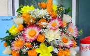 Dân mạng ngỡ ngàng trước lẵng hoa tỉa bằng rau củ đầy sắc màu của nhiều loại hoa Dân mạng ngỡ ngàng trước lẵng hoa tỉa bằng rau củ đầy sắc màu của nhiều loại hoa