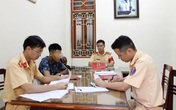 Phạt nặng nam thanh niên điều khiển xe máy bằng… chân Phạt nặng nam thanh niên điều khiển xe máy bằng… chân