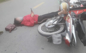 Sau va chạm giao thông, đôi nam nữ nằm sõng soài ra đường nhưng hành động của họ sau đó khiến dân mạng tranh cãi kịch liệt Sau va chạm giao thông, đôi nam nữ nằm sõng soài ra đường nhưng hành động của họ sau đó khiến dân mạng tranh cãi kịch liệt
