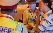 Tạm đình chỉ cán bộ thuế say rượu thách thức CSGT Tạm đình chỉ cán bộ thuế say rượu thách thức CSGT
