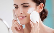 Mùa hè chăm chỉ dùng kem dưỡng ẩm mà mặt vẫn mụn chi chít, 5 sai lầm dưới đây chính là nguyên nhân Mùa hè chăm chỉ dùng kem dưỡng ẩm mà mặt vẫn mụn chi chít, 5 sai lầm dưới đây chính là nguyên nhân