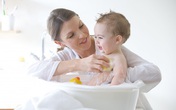 Phòng rôm sảy ngày hè ngay từ việc tắm cho bé Phòng rôm sảy ngày hè ngay từ việc tắm cho bé