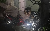 Cặp đôi lúi húi ngồi trước cửa nhà cô gái nửa đêm, hành động của họ khiến người chứng kiến bất ngờ Cặp đôi lúi húi ngồi trước cửa nhà cô gái nửa đêm, hành động của họ khiến người chứng kiến bất ngờ