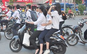 Học sinh sắp "hết cửa" vô tư chạy xe đạp điện, xe máy Học sinh sắp "hết cửa" vô tư chạy xe đạp điện, xe máy