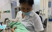 Đạp xe lên xã để xác nhận thông tin bé An tử vong, những người đầu tiên phát hiện bé bị bỏ rơi ở hố ga chưa hết bàng hoàng Đạp xe lên xã để xác nhận thông tin bé An tử vong, những người đầu tiên phát hiện bé bị bỏ rơi ở hố ga chưa hết bàng hoàng