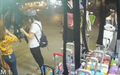 Cô gái đang lúi húi mải chọn túi xách, không hề biết chuyện tồi tệ đang diễn ra ngay sau lưng mình Cô gái đang lúi húi mải chọn túi xách, không hề biết chuyện tồi tệ đang diễn ra ngay sau lưng mình