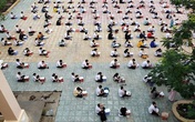 Choáng trước cảnh hàng trăm học sinh một trường cấp 3 ở TP.HCM ngồi bệt dưới đất làm bài kiểm tra Choáng trước cảnh hàng trăm học sinh một trường cấp 3 ở TP.HCM ngồi bệt dưới đất làm bài kiểm tra